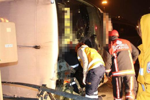 Maslakta yolcu otobüsü devrildi