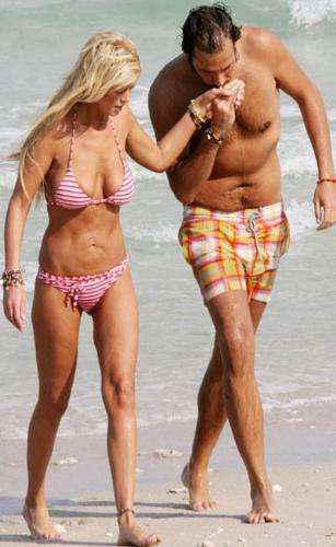 Tara Reid ile yeni sevgilisi plajda yakalandı