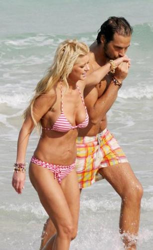 Tara Reid ile yeni sevgilisi plajda yakalandı