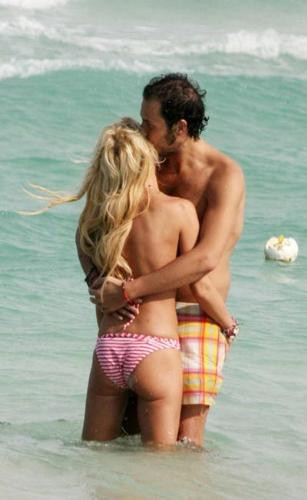 Tara Reid ile yeni sevgilisi plajda yakalandı