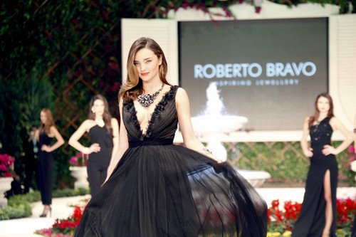 Miranda Kerr defilede göz kamaştırdı
