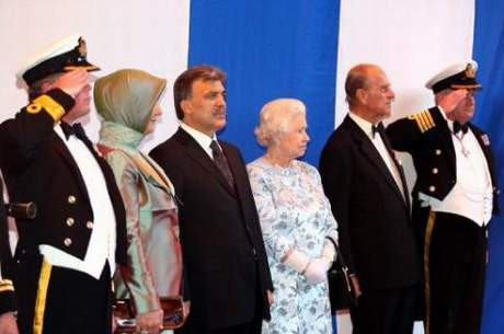Kraliçe İstanbulda.. İşte uçak gemisindeki resepsiyon!
