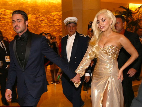 Lady Gaganın öpücüğü ödül törenine damga vurdu