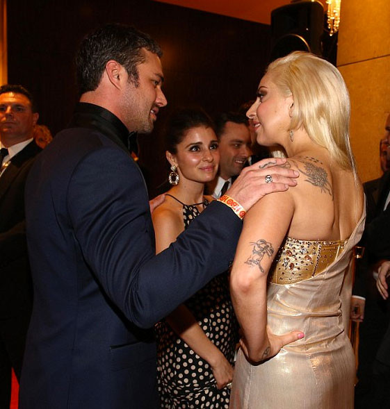 Lady Gaganın öpücüğü ödül törenine damga vurdu