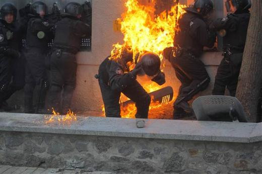 Ukrayna polisi alevler içinde
