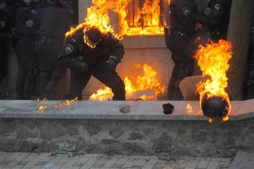 Ukrayna polisi alevler içinde