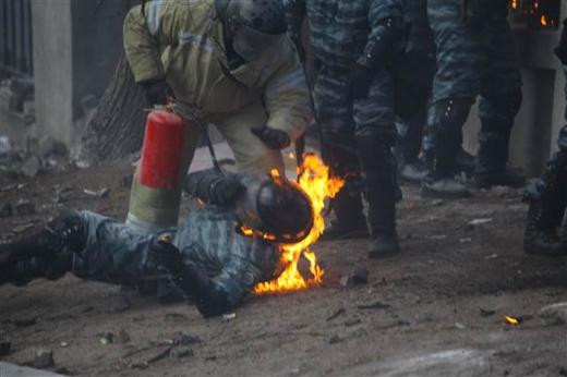 Ukrayna polisi alevler içinde
