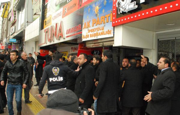 Vanda AK Parti adayı Gülaçara BDPliler saldırdı!