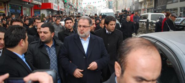 Vanda AK Parti adayı Gülaçara BDPliler saldırdı!