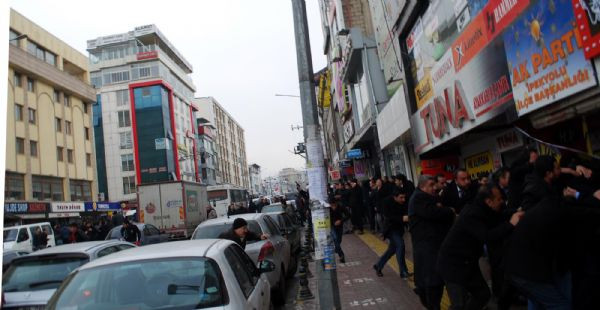 Vanda AK Parti adayı Gülaçara BDPliler saldırdı!