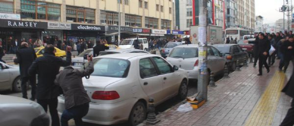 Vanda AK Parti adayı Gülaçara BDPliler saldırdı!