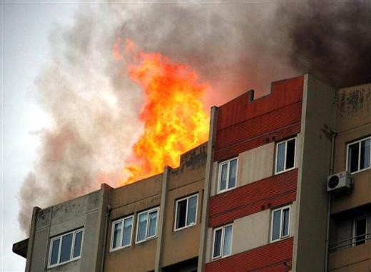 Ümraniyede 16 katlı binada yangın