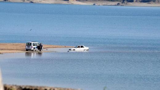 Otomobille gezinti yapan çift gölde mahsur kaldı