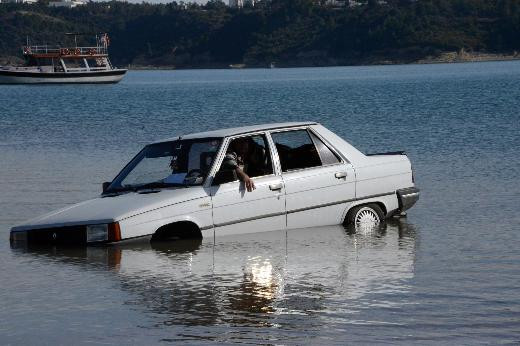 Otomobille gezinti yapan çift gölde mahsur kaldı