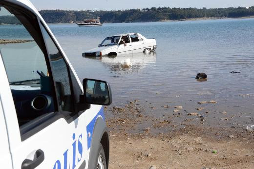 Otomobille gezinti yapan çift gölde mahsur kaldı