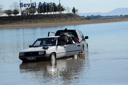 Otomobille gezinti yapan çift gölde mahsur kaldı