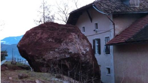 Dev kayalar dehşet saçtı