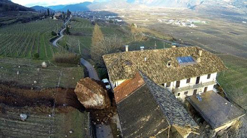 Dev kayalar dehşet saçtı