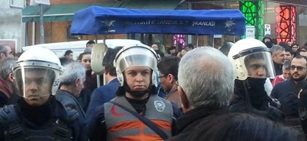AKP seçim standına polis koruması!
