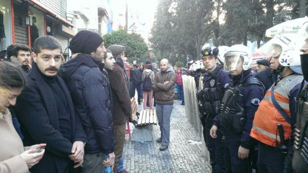 AKP seçim standına polis koruması!