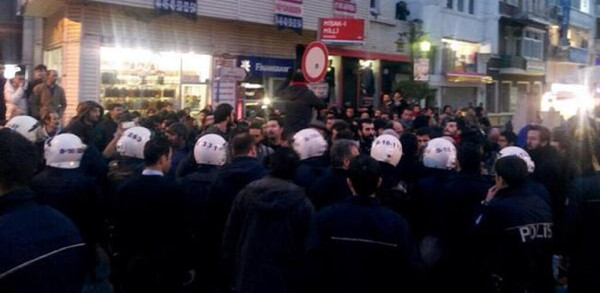 AKP seçim standına polis koruması!
