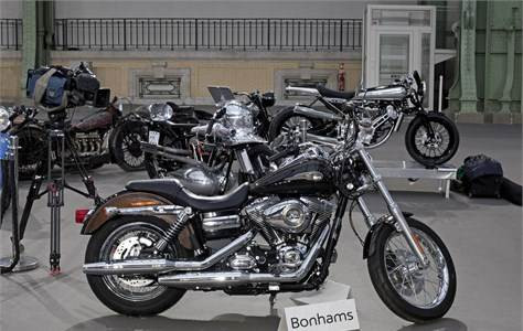 Papa motosikletini sattı