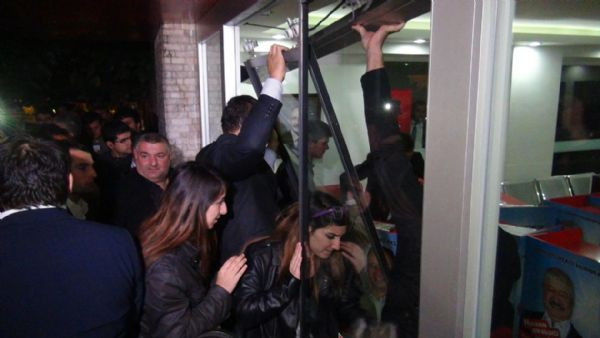 Partililer CHP il binasını işgal etti