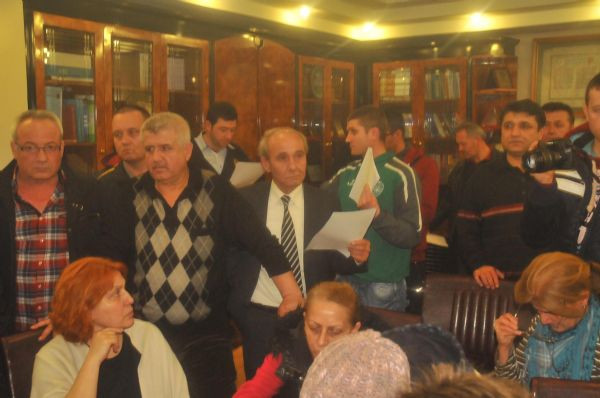 Partililer CHP il binasını işgal etti