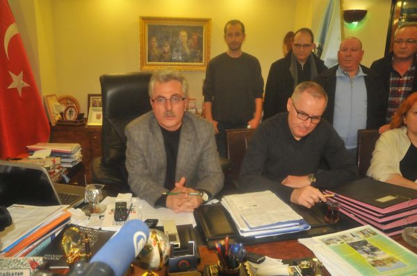 Partililer CHP il binasını işgal etti