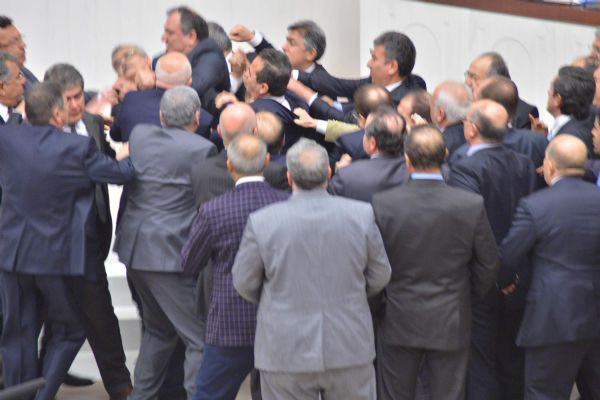 CHPli vekilin TBMMde burnu kırıldı !