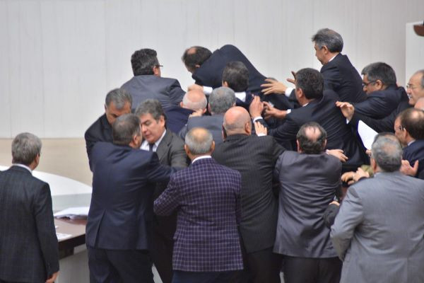 CHPli vekilin TBMMde burnu kırıldı !