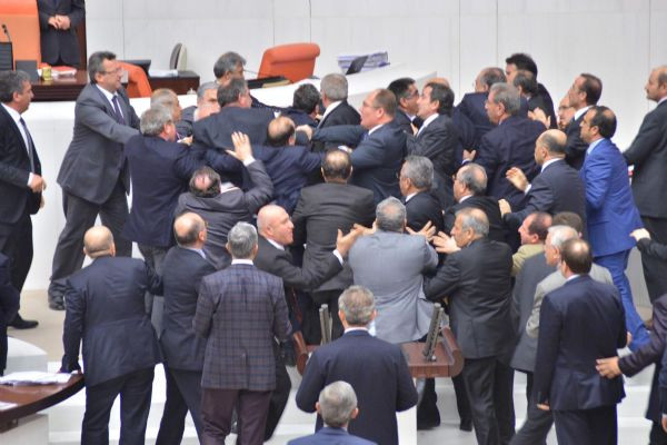CHPli vekilin TBMMde burnu kırıldı !