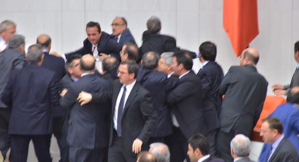 CHPli vekilin TBMMde burnu kırıldı !