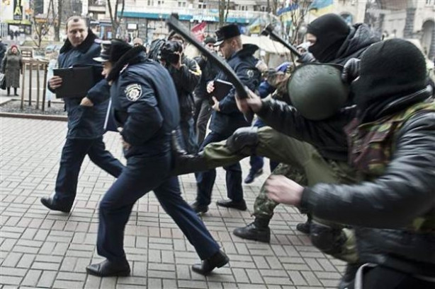Ukrayna'da polise meydan dayağı