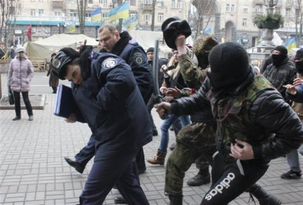 Ukrayna'da polise meydan dayağı