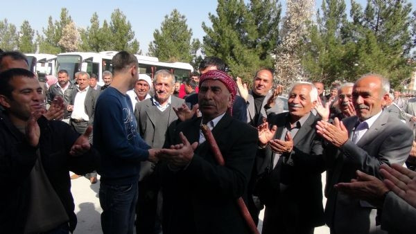 Köylüler DEDAŞ binasına saldırdı