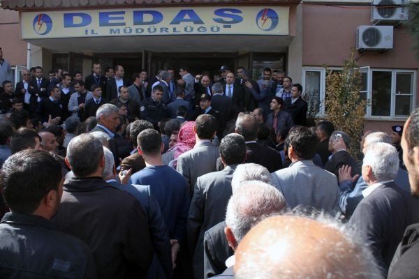 Köylüler DEDAŞ binasına saldırdı