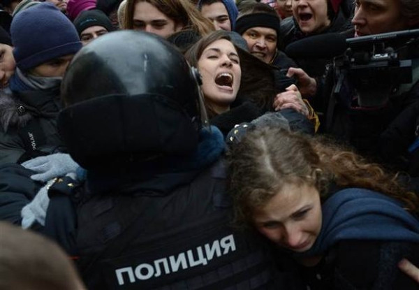 Pussy Riot üyeleri aynı günde iki kez gözaltına alındılar