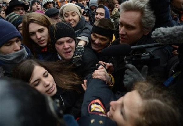 Pussy Riot üyeleri aynı günde iki kez gözaltına alındılar