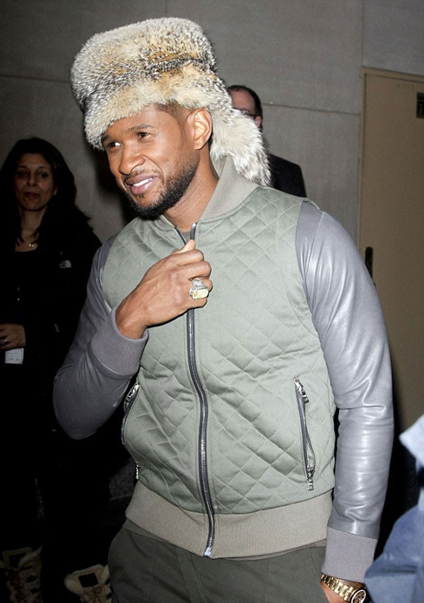 Usher yeni şapkasıyla dikkat çekti !