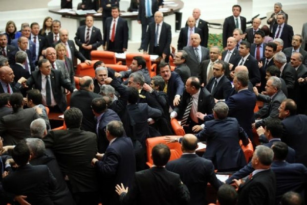 Meclis'te sinirler gerildi!