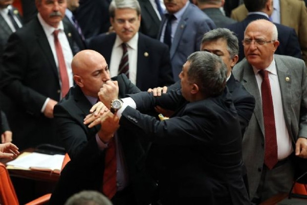 Meclis'te sinirler gerildi!