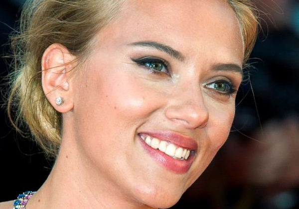 Scarlett Johansson, anne oluyor