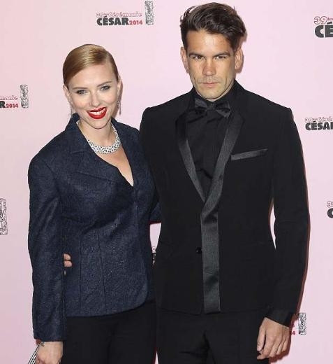 Scarlett Johansson, anne oluyor