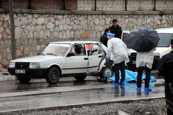 Otomobile silahlı saldırı: 5 ölü