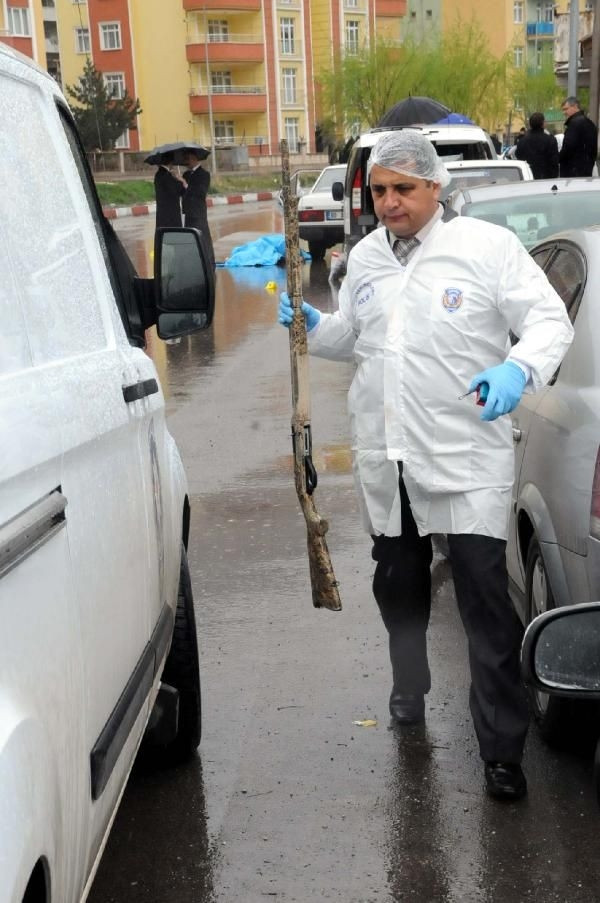 Otomobile silahlı saldırı: 5 ölü