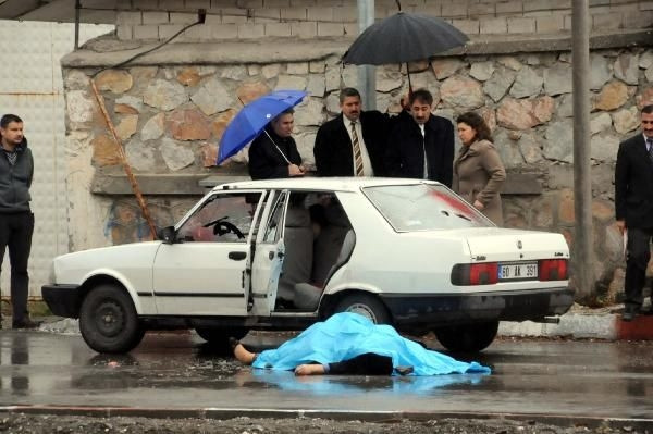 Otomobile silahlı saldırı: 5 ölü