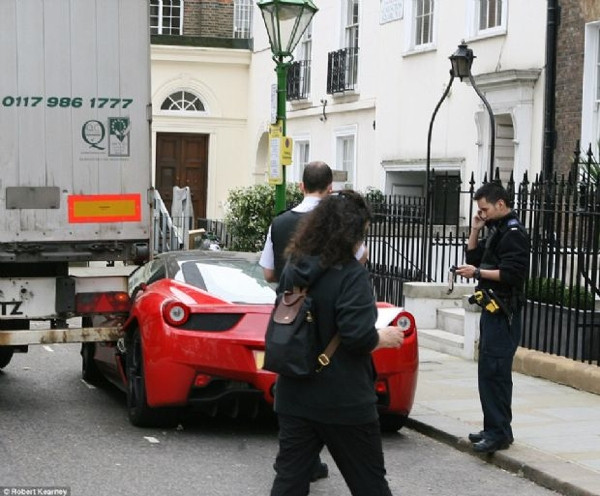 Ferrari'yi sokağa park edince...