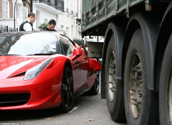 Ferrari'yi sokağa park edince...