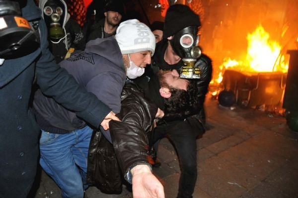 AK Parti binasına yürümek isteyen gruba müdahale!